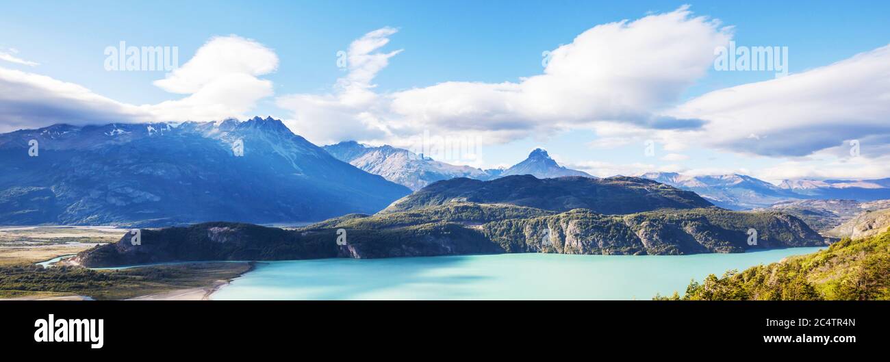 Beau paysage de montagnes le long de la route de gravier Carretera Austral dans le sud de la Patagonie, au Chili Banque D'Images
