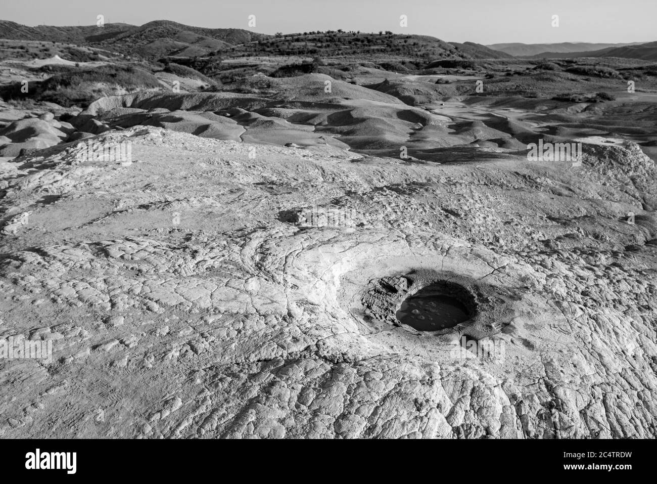 en voyageant vers les volcans boueux, nous admirons la lave et la terre aride lors d'une belle journée d'été Banque D'Images