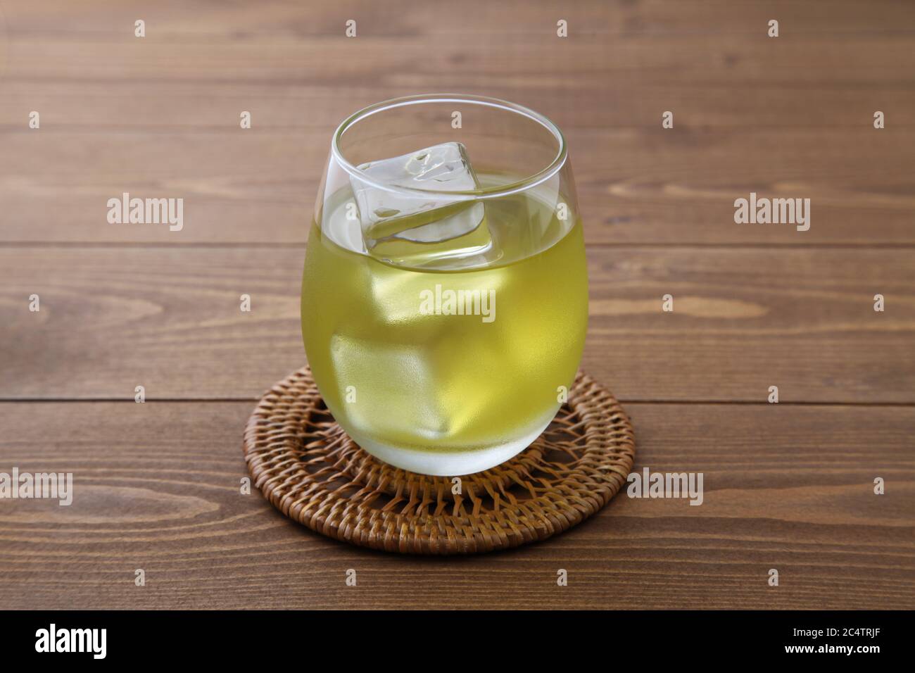 verre de thé vert froid isolé sur une table en bois Banque D'Images