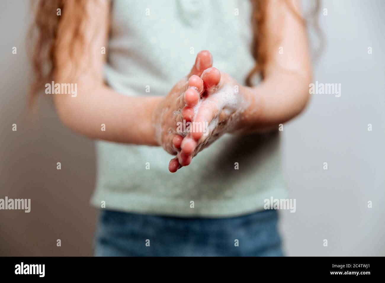 Mains d'enfants dans de la mousse savonneuse. Concept mains propres. Hygiène et santé.lavage des mains.alerte épidémique du coronavirus. Banque D'Images