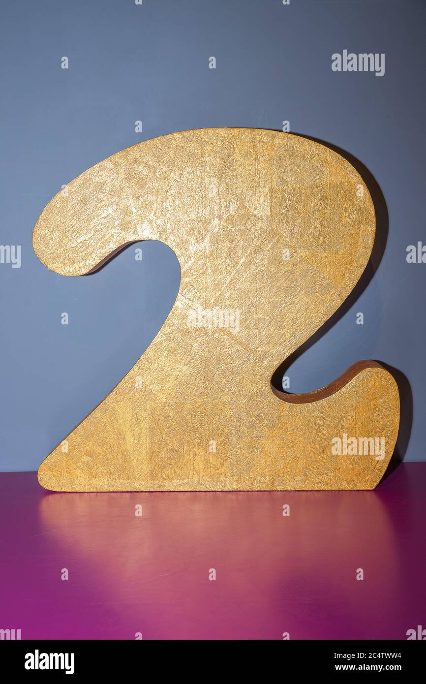 arabe Numéro 2, élément de décoration de célébration d'or sur fond coloré.Discount deux, Safe Price, Business finance promotion.benefit stable et perdant Banque D'Images