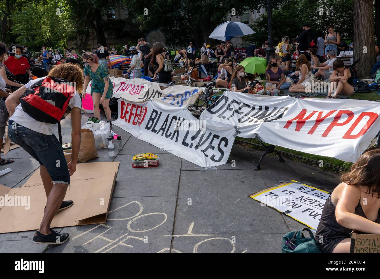 New York, États-Unis. 24 juin 2020. Une vue générale du campement pendant la manifestation.semblable au mouvement Occupy Wall Street qui a pris le contrôle du parc Zuccotti pendant des mois, le groupe est en train de fabriquer des postes de nourriture, médicaux et d'information pour aider les manifestants qui veulent rester. Entre autres demandes, les activistes cherchent le financement du département de police. Crédit : SOPA Images Limited/Alamy Live News Banque D'Images