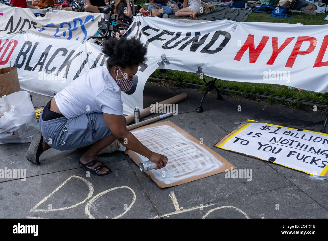 New York, États-Unis. 24 juin 2020. Un manifestant peint un écriteau pendant la manifestation.comme le mouvement Occupy Wall Street qui a pris le contrôle du parc Zuccotti pendant des mois, le groupe est en train de fabriquer des postes de nourriture, des postes médicaux et des postes d'information pour aider les manifestants qui veulent rester. Entre autres demandes, les activistes cherchent le financement du département de police. Crédit : SOPA Images Limited/Alamy Live News Banque D'Images