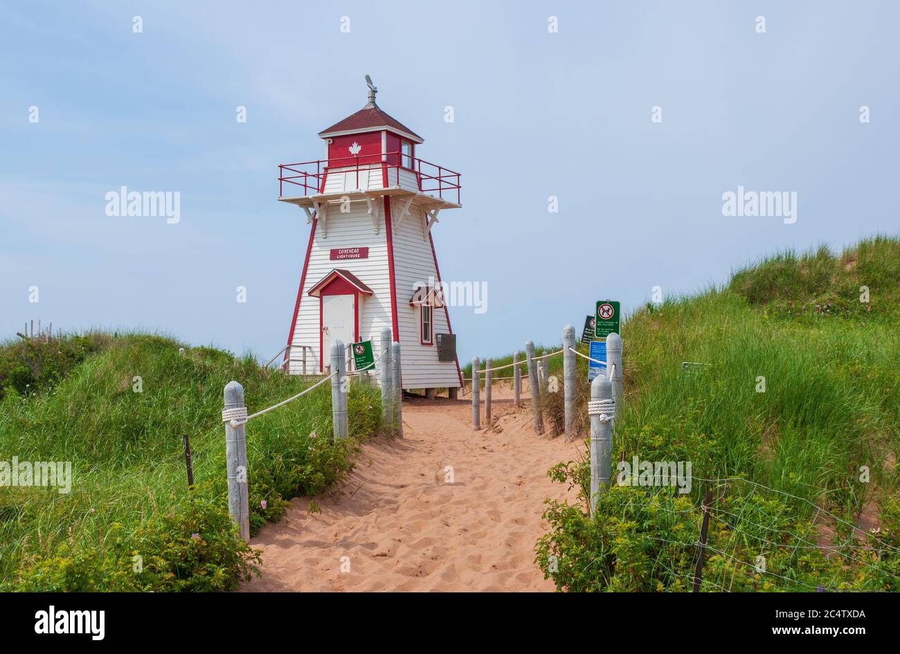 Phare de Covehead Harbour – un édifice historique de valeur patrimoniale situé au milieu des dunes de sable du parc national du Canada de l’Île-du-Prince-Édouard. Banque D'Images