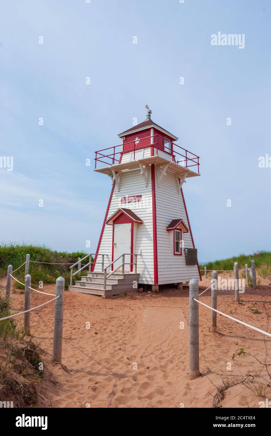 Phare de Covehead Harbour – un édifice historique de valeur patrimoniale situé au milieu des dunes de sable du parc national du Canada de l’Île-du-Prince-Édouard. Banque D'Images