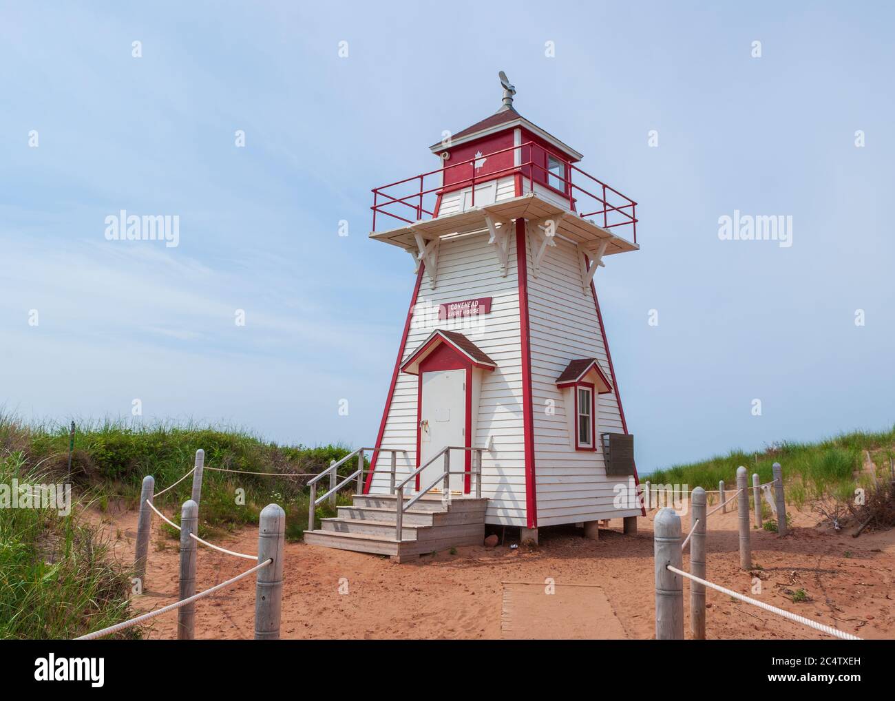 Phare de Covehead Harbour – un édifice historique de valeur patrimoniale situé au milieu des dunes de sable du parc national du Canada de l’Île-du-Prince-Édouard. Banque D'Images