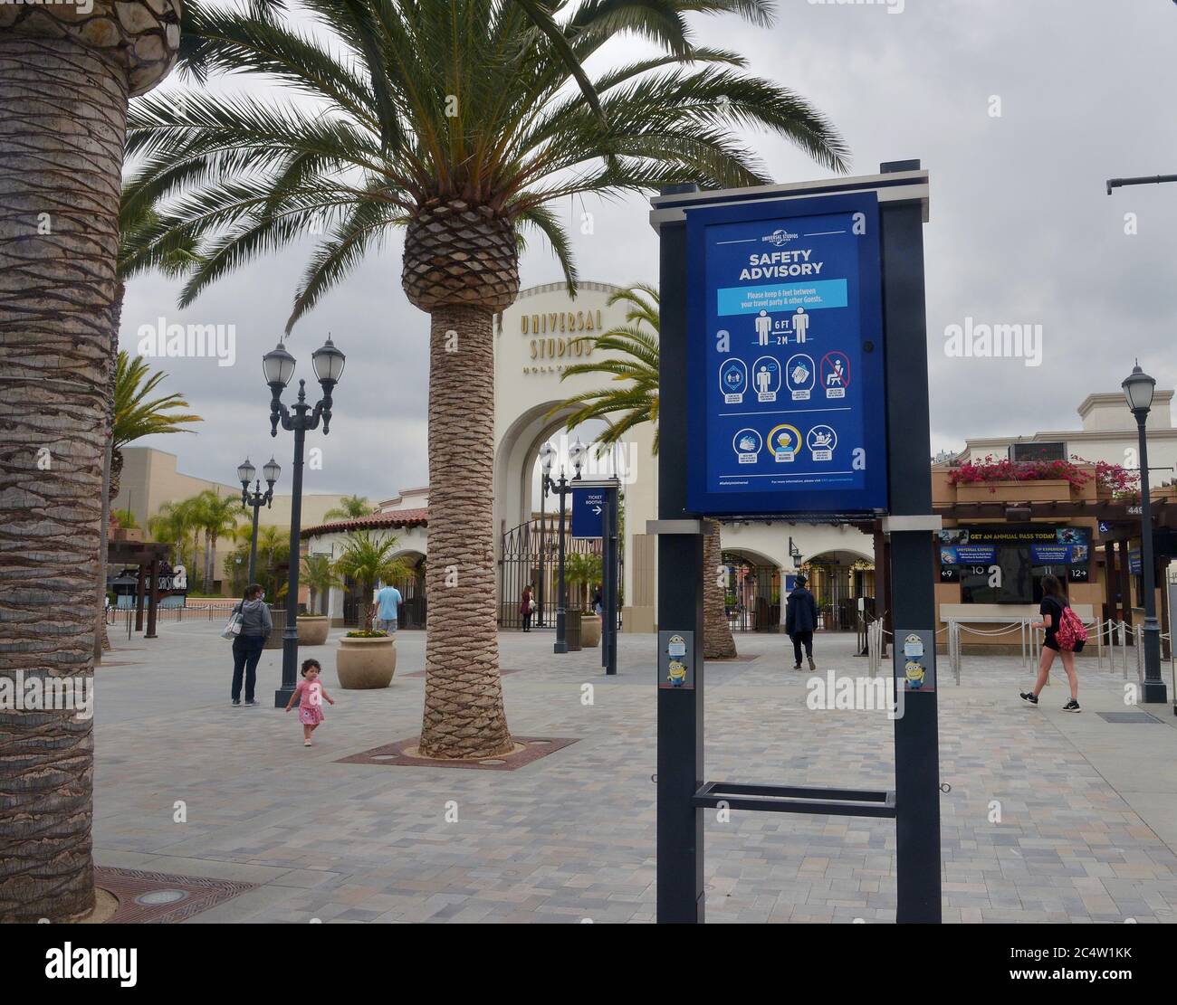 Los Angeles, États-Unis. 29 juin 2020. Les visiteurs se promètrent devant l'entrée fermée du parc à thème Universal Studios Hollywood le dimanche 28 juin 2020. Gouvernement Gavin Newsom, citant le rythme rapide de propagation du coronavirus dans certaines parties de la Californie, a ordonné à sept comtés, y compris Los Angeles, dimanche, de fermer immédiatement tous les bars et les boîtes de nuit qui sont ouverts et a recommandé à huit autres comtés de prendre des mesures par eux-mêmes pour fermer ces entreprises. Photo de Jim Ruymen/UPI crédit: UPI/Alay Live News Banque D'Images