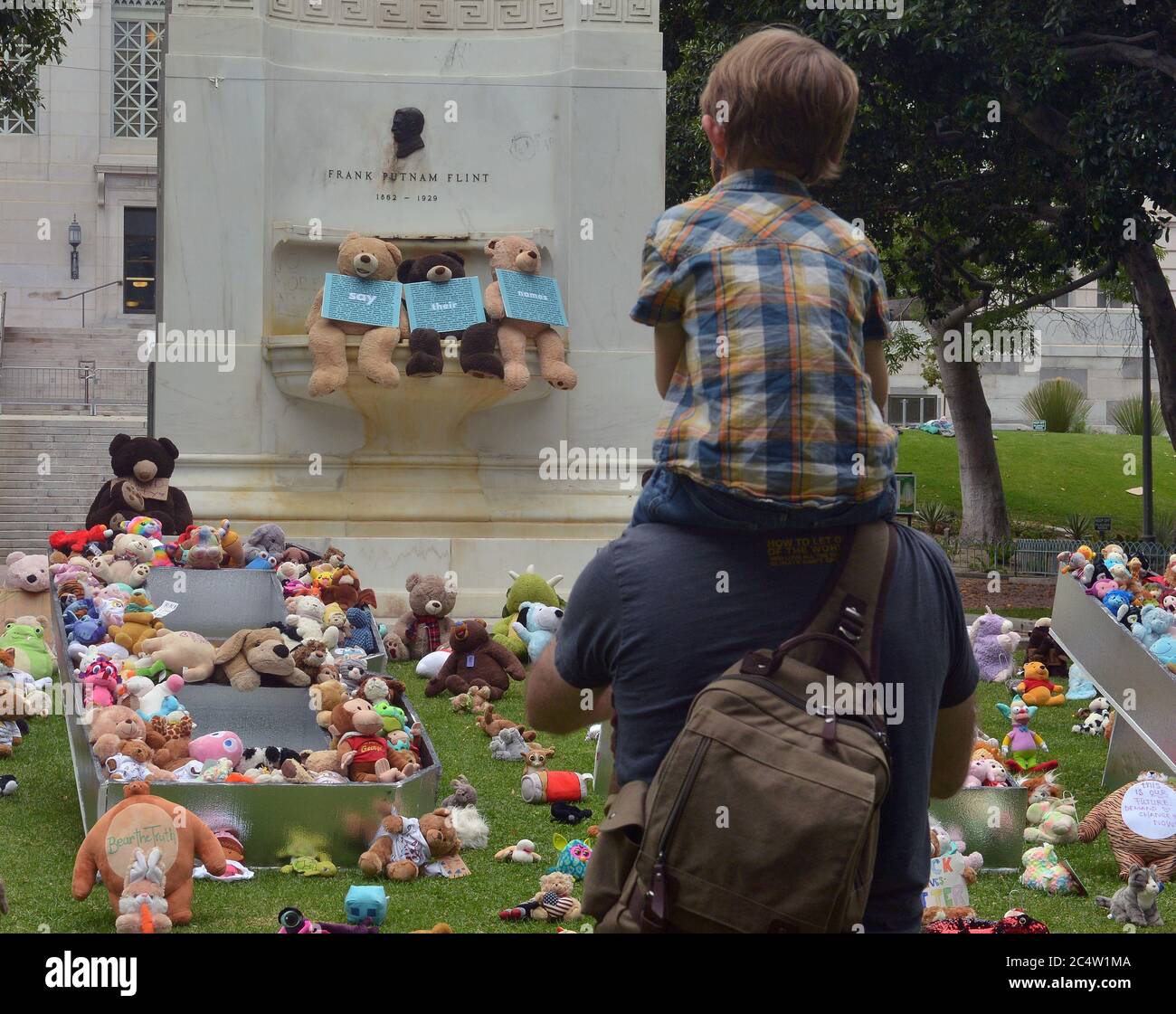 Los Angeles, États-Unis. 29 juin 2020. Un jeune garçon et son père regardent l'exposition des ours en peluche avec le message, "nous méritons un avenir exempt d'injustice raciale" à Los Angeles le dimanche 28 juin 2020. Des manifestations et d'autres activités à travers le pays, ciblant le racisme systémique et la brutalité policière, sont entrées dans un deuxième mois sans aucun signe de déclin. Photo de Jim Ruymen/UPI crédit: UPI/Alay Live News Banque D'Images