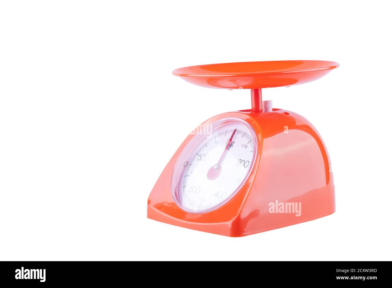 Les balances orange de cuisine sont mesurées en kilogrammes sur fond blanc objet d'équipement de cuisine isolé Banque D'Images