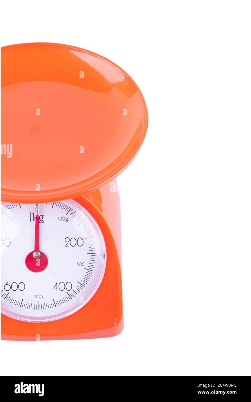 balances orange pesant les produits sur fond blanc matériel de cuisine objet isolé Banque D'Images