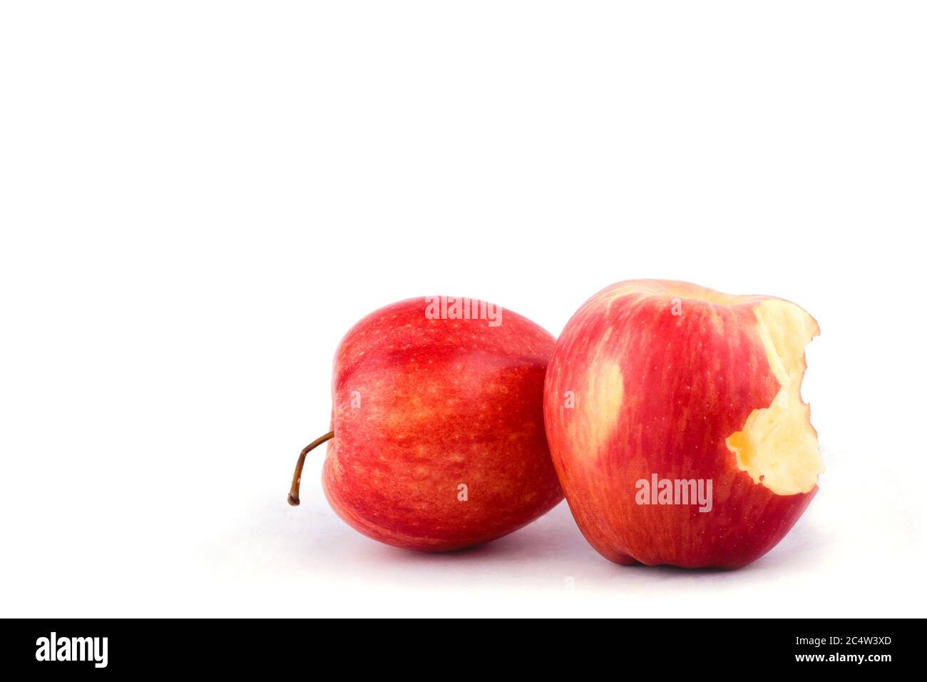 pomme rouge avec une morsure manquante sur fond blanc nourriture saine de fruit de pomme isolée Banque D'Images