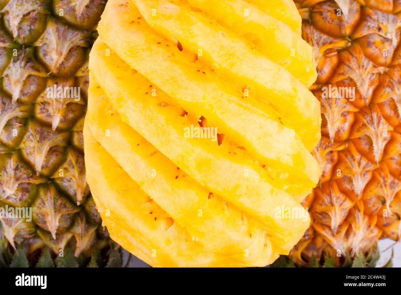 ananas pelé sur fond blanc aliment sain d'ananas fruits isolé Photo Stock -  Alamy