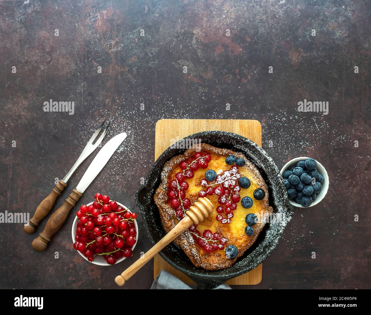 Crêpe hollandaise pour bébé dans une casserole en fonte. Banque D'Images