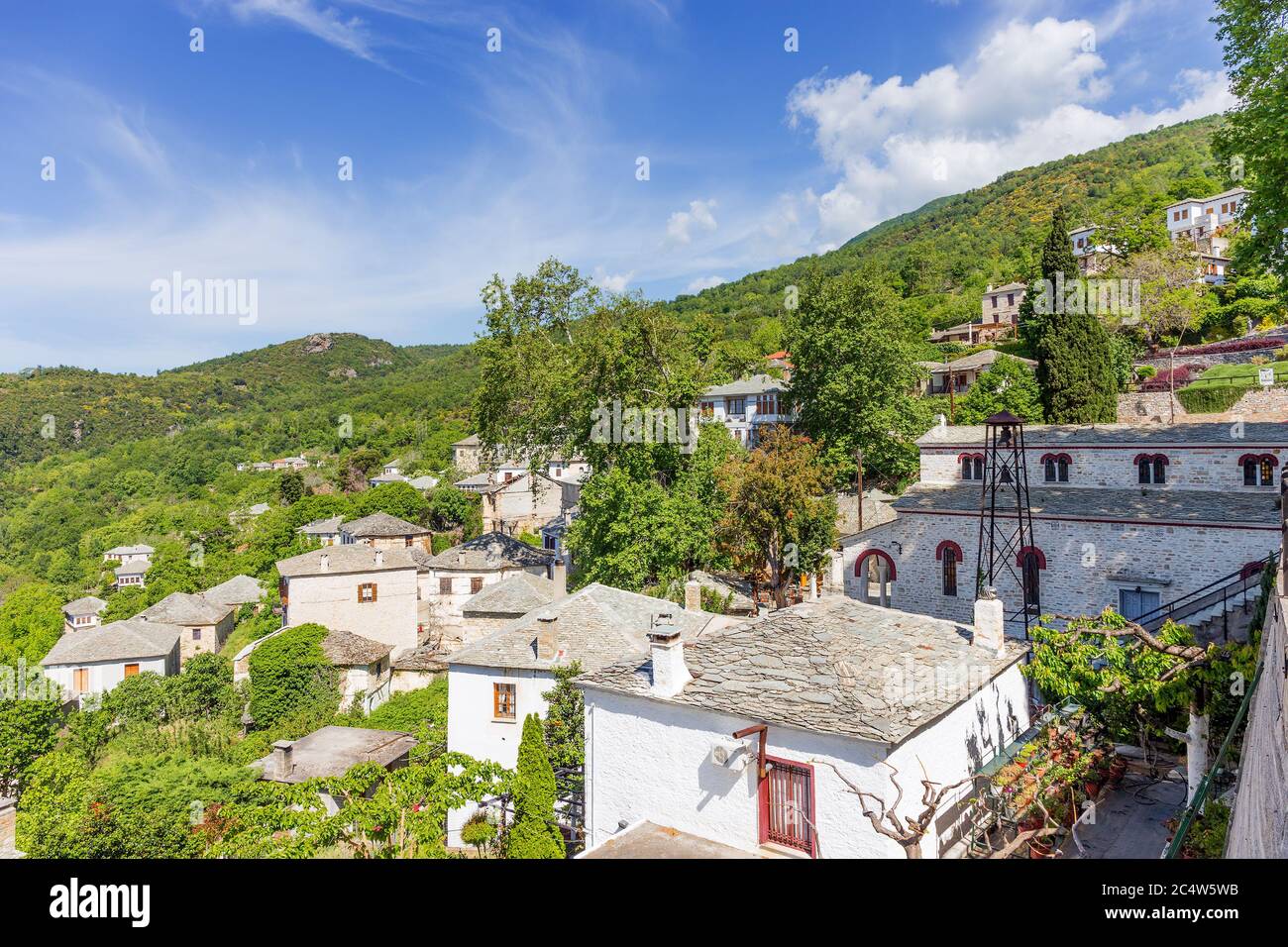 Vue sur le village de Pinakates, Pélion, Grèce Banque D'Images