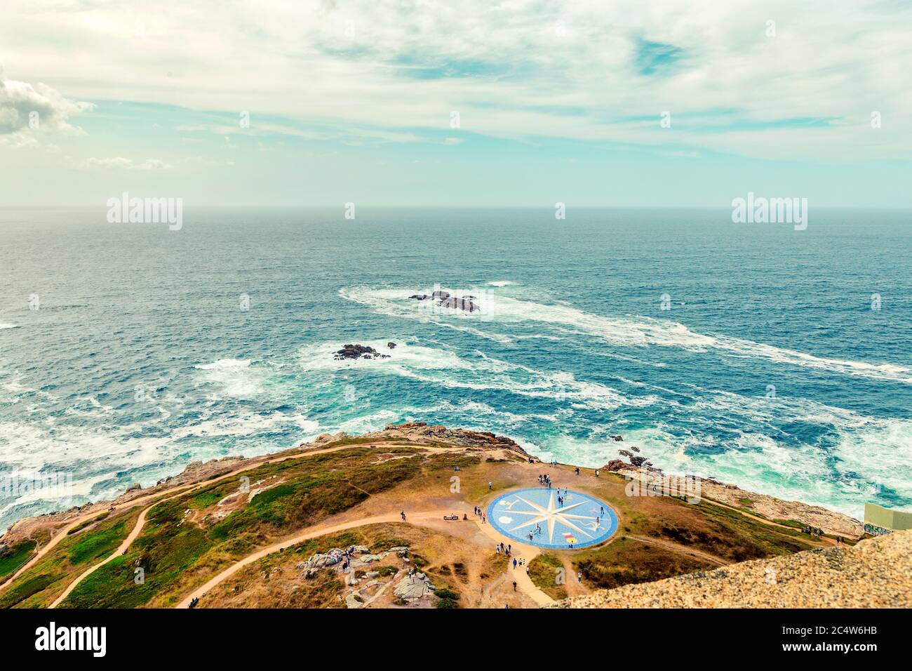 A Coruna, Espagne - 25 juillet 2019 : la rose des vents pointe vers les 4 points cardinaux juste en face de la tour d'hercules. Sans aucun doute, c'est un de th Banque D'Images