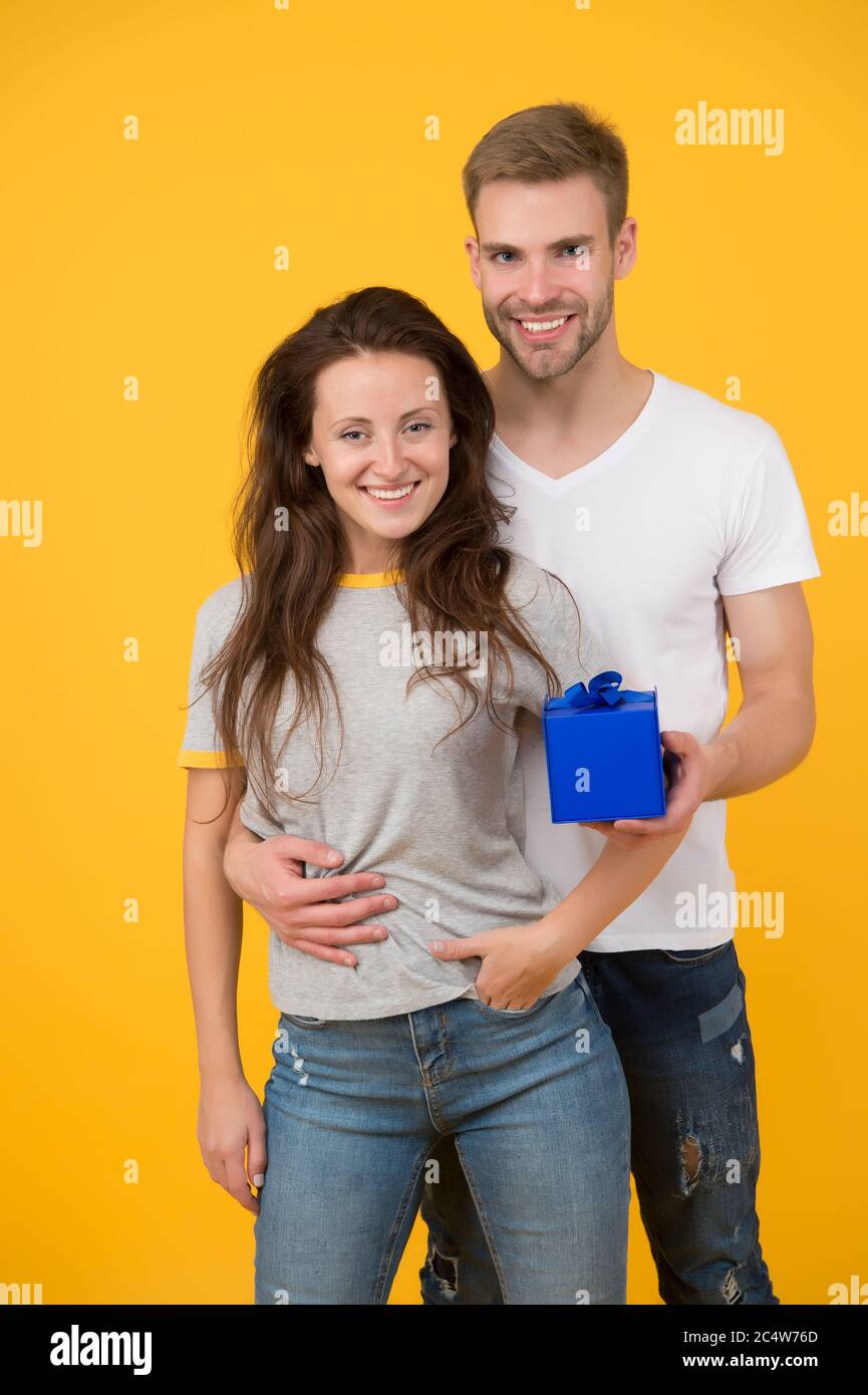Fete Des Fetes Shopping Cadeau D Anniversaire Presenter Les Achats Chaque Jour Il La Surprend Jour Special Le Bonheur Est Reel Joyeux Anniversaire Donner Boite Anniversaire Fille Anniversaire Couple Amoureux Photo Stock Fete Des Fetes Shopping Cadeau D Anniversaire Presenter Les Achats Chaque Jour Il La Surprend Jour Special Le Bonheur Est Reel Joyeux Anniversaire Donner Boite Anniversaire Fille Anniversaire Couple Amoureux Photo Stock