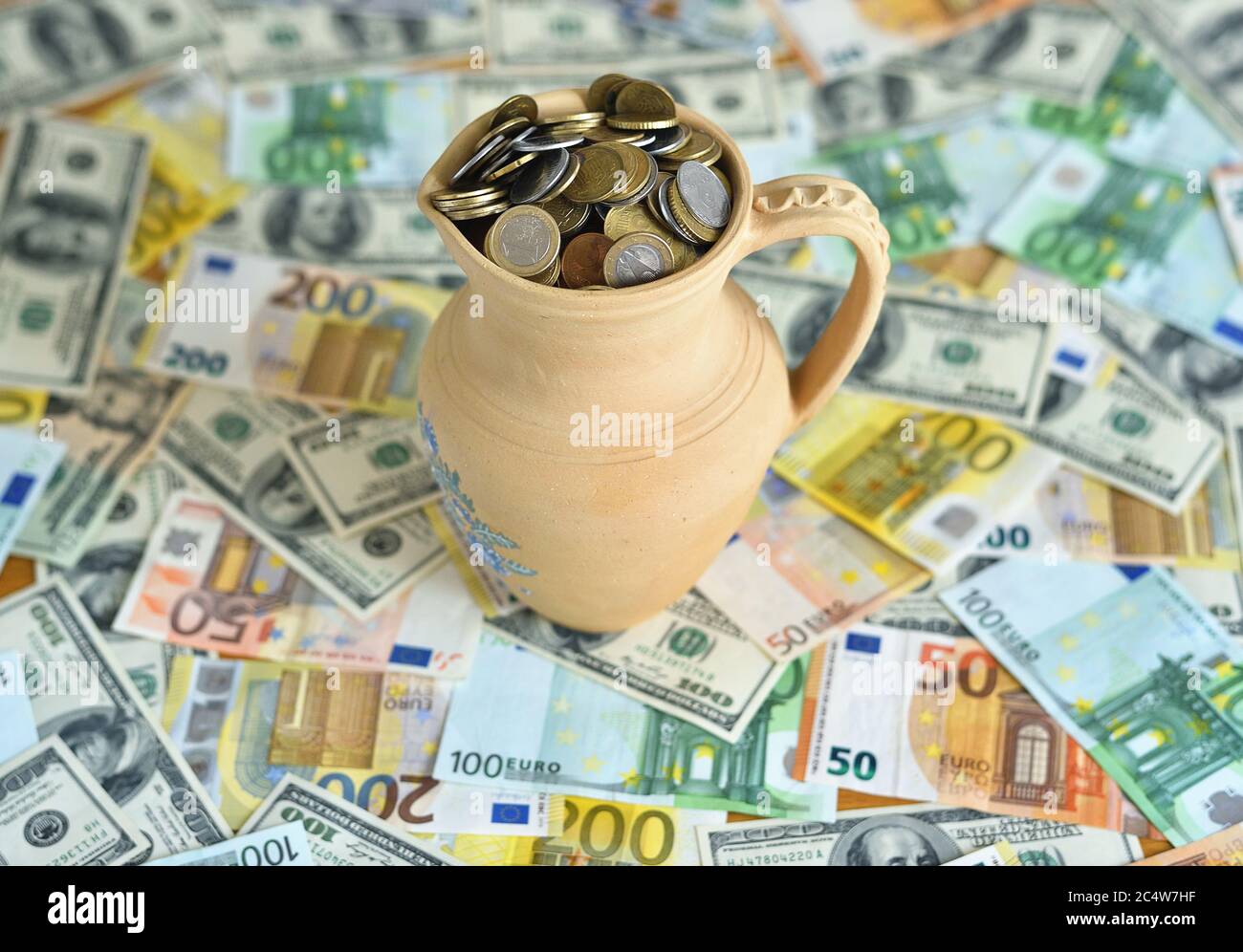 carafe avec pièces de monnaie sur une table avec de l'argent Banque D'Images