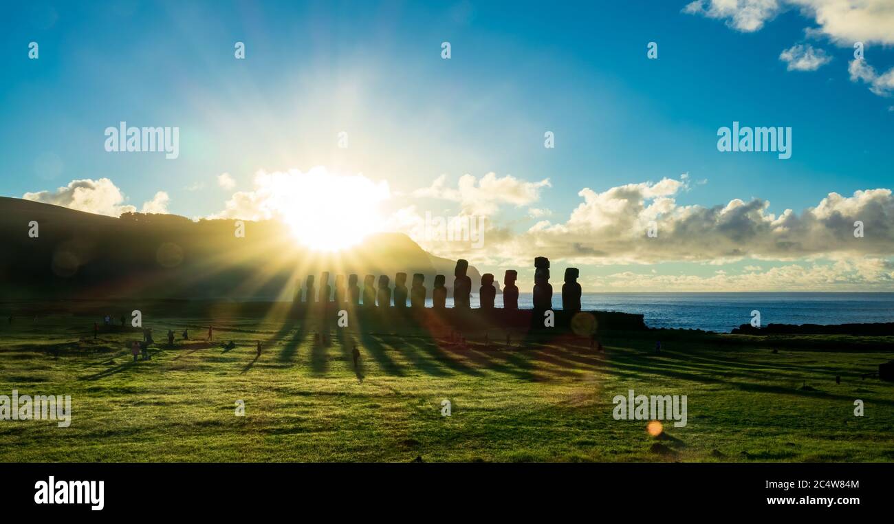 Plate-forme de moai emblématique Sunstar et AHU Tongariki Banque D'Images