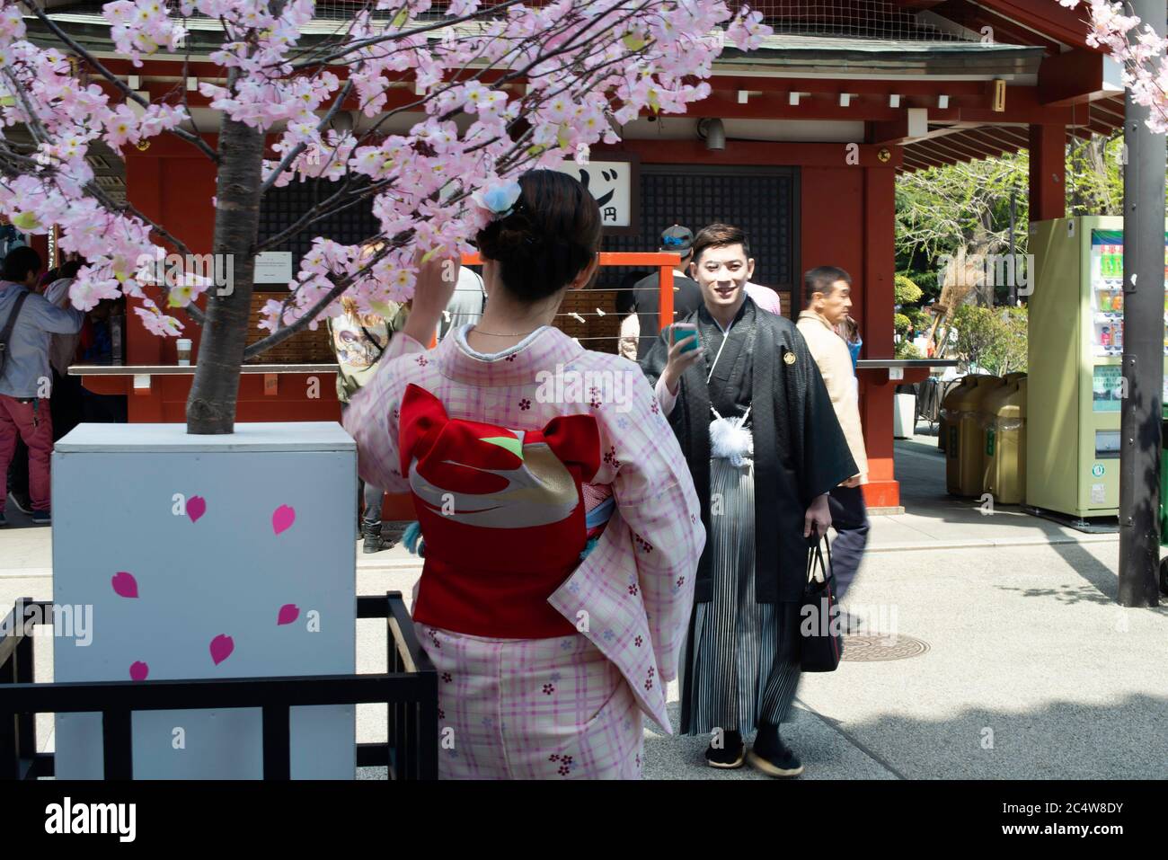 Asakusa, Tokyo, Japon - 14 avril 2014 : jeune couple japonais vêtu de kimonos traditionnels au temple Senso-ji Banque D'Images