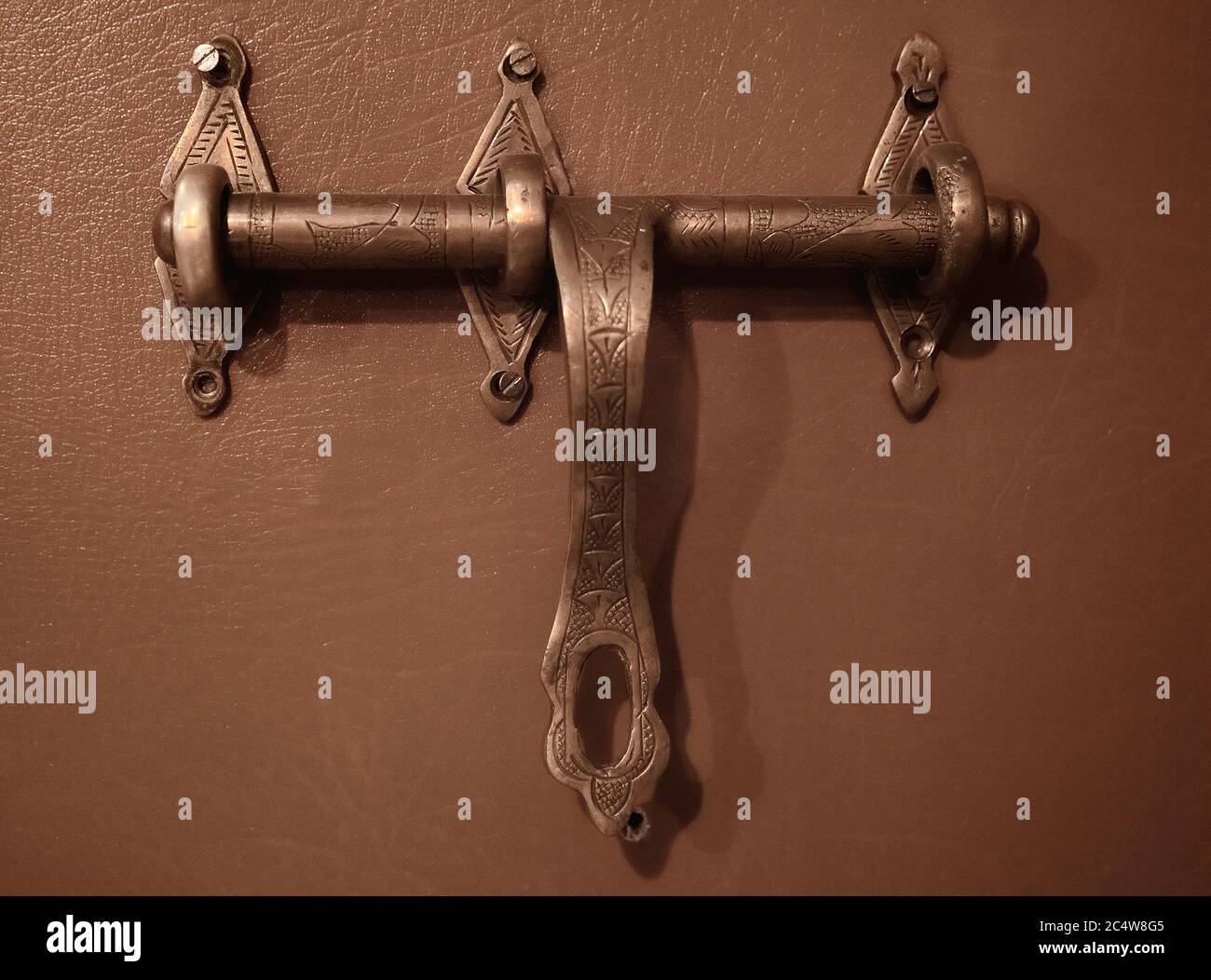 Ancienne poignée de poignée de porte sur UN fond en cuir Banque D'Images