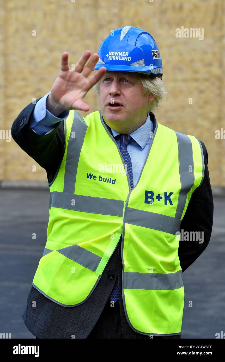 Le Premier ministre Boris Johnson visite le site de construction de l'école secondaire Ealing Fields, dans l'ouest de Londres. Banque D'Images