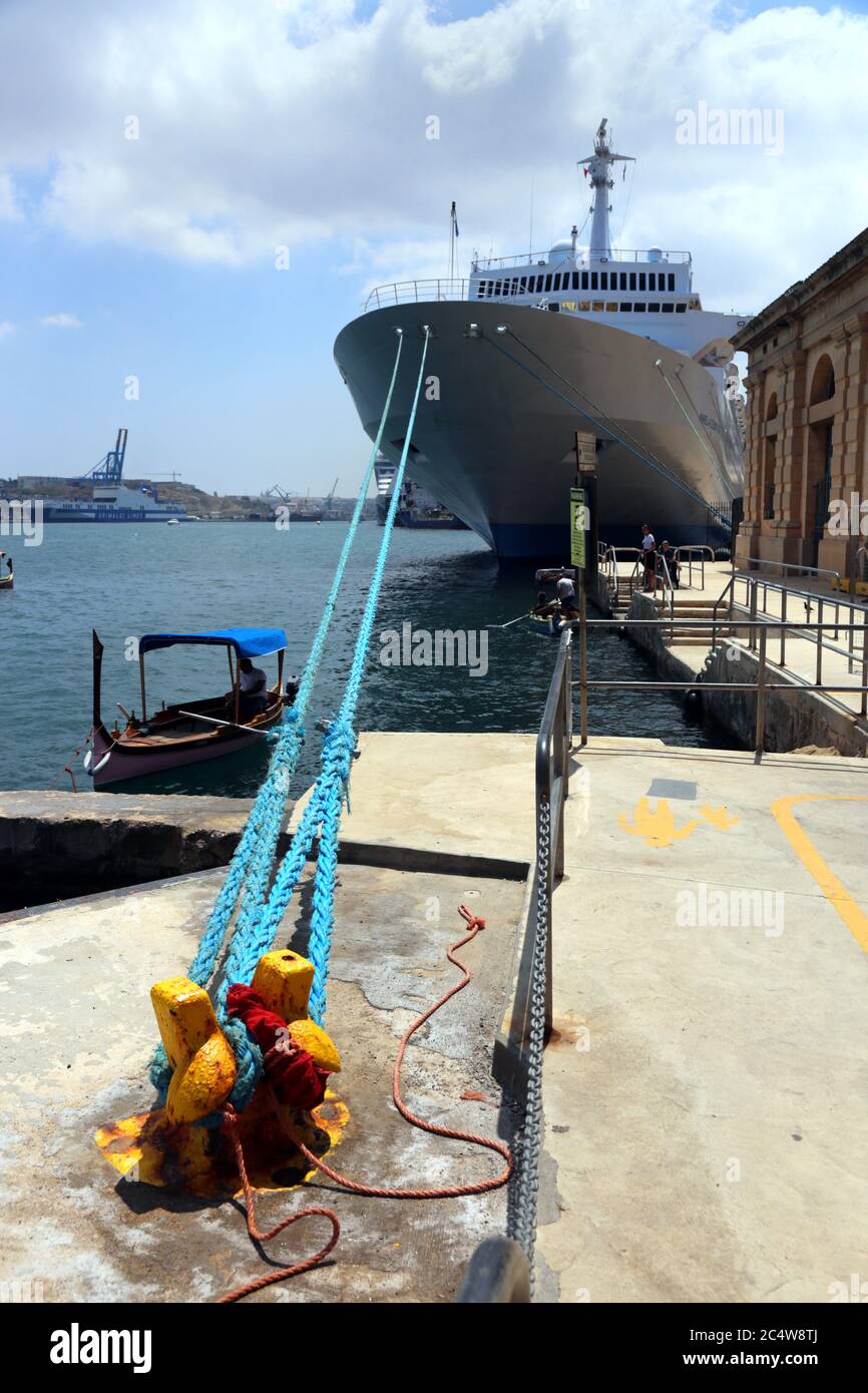 La Valette. Malte. Bateau de croisière MS Marella Celebration appartenant à TUI UK ancré dans le port de la Valette. Banque D'Images