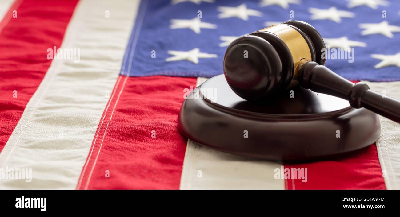 Juge ou encan gavel sur fond de drapeau des États-Unis d'Amérique. Justice et droit aux Etats-Unis concept Banque D'Images