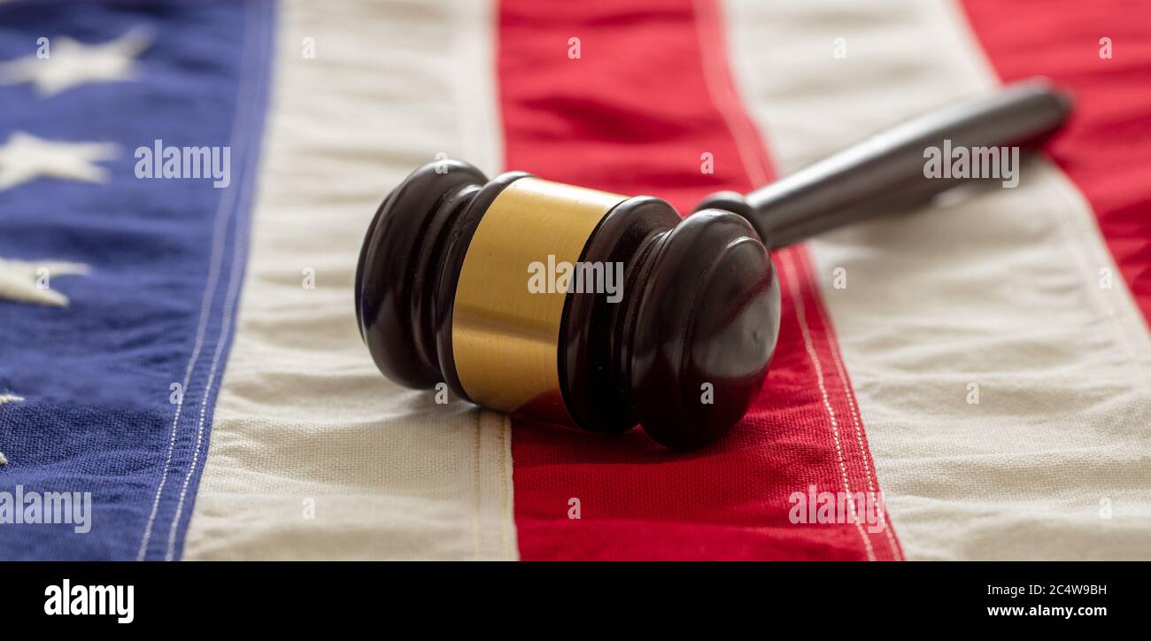 Juge ou encan gavel sur fond de drapeau des États-Unis d'Amérique. Justice et droit aux Etats-Unis concept Banque D'Images