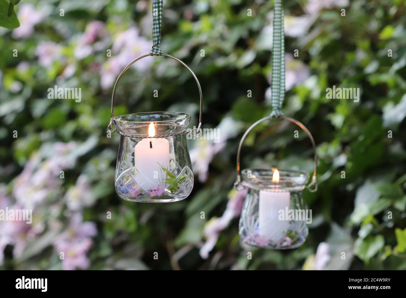 décoration de jardin avec bougies dans les lanternes de table Banque D'Images