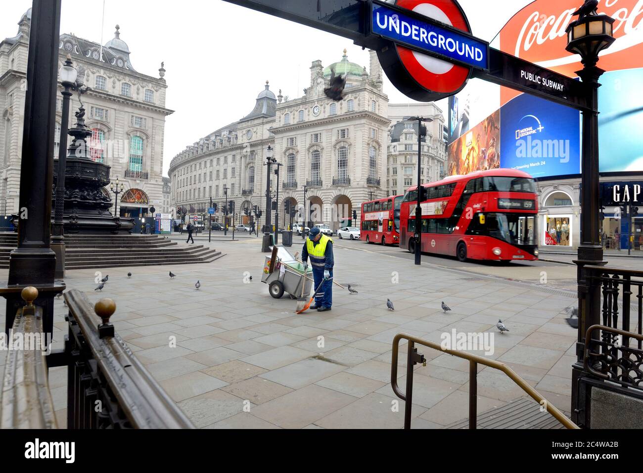 Londres, Angleterre, Royaume-Uni. Le cirque de Piccadilly, vide, au début de la crise du coronavirus, mars 2020 Banque D'Images