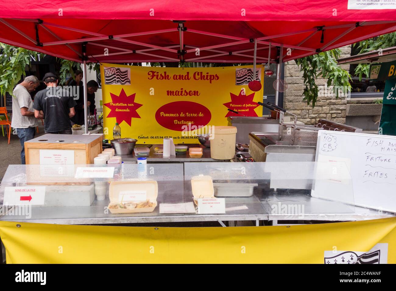 Les poissons et les chips stallent au marché aux puces du dimanche, Dinard, Bretagne, France Banque D'Images