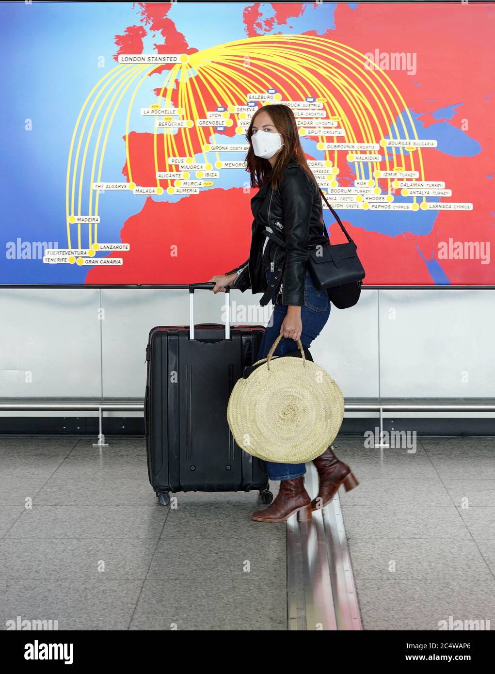 Aéroport de Stansted, Essex, Royaume-Uni. 29 juin 2020 le gouvernement espère annoncer aujourd'hui de nouveaux 'ponts d'air' et tous les détails de voyage concernant les vacances d'été à partir du 6 juillet. Les touristes sont photographiés à l'aéroport de Stansted dans l'Essex, portant des masques. Crédit : Jason Mitchell/Alay Live News Banque D'Images