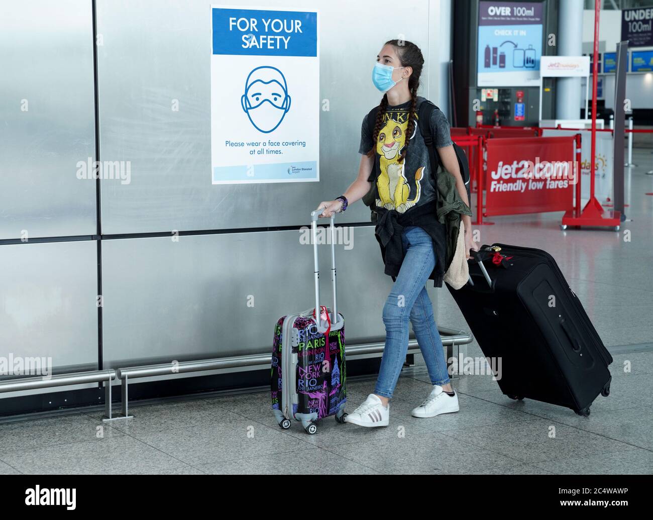 Aéroport de Stansted, Essex, Royaume-Uni. 29 juin 2020 le gouvernement espère annoncer aujourd'hui de nouveaux 'ponts d'air' et tous les détails de voyage concernant les vacances d'été à partir du 6 juillet. Les touristes sont photographiés à l'aéroport de Stansted dans l'Essex, portant des masques. Crédit : Jason Mitchell/Alay Live News Banque D'Images