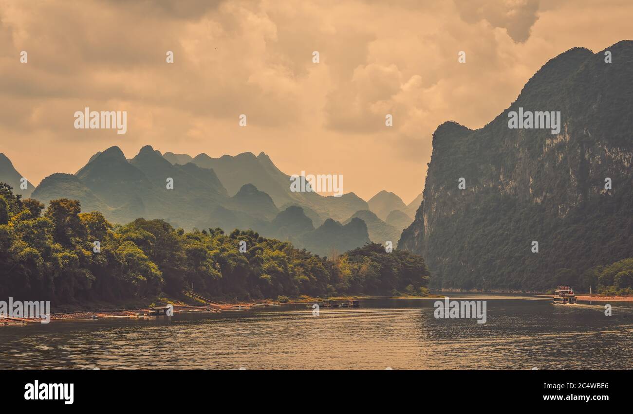 Magnifique paysage de montagne karstique sur la rive de la magnifique rivière Li près de Yangshuo, lors d'une chaude journée d'été, en Chine Banque D'Images