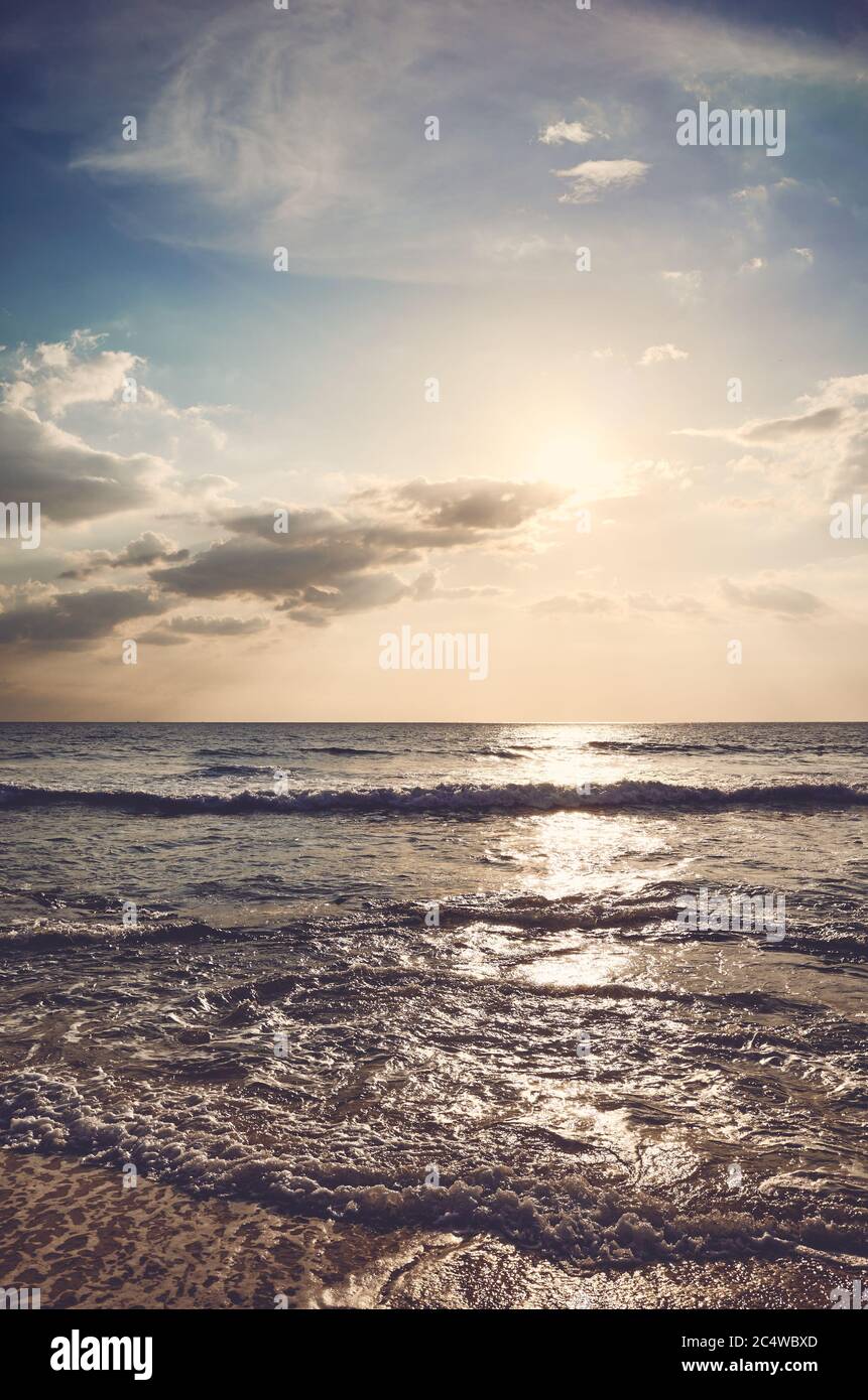 Coucher de soleil sur la mer, image aux couleurs vives. Banque D'Images