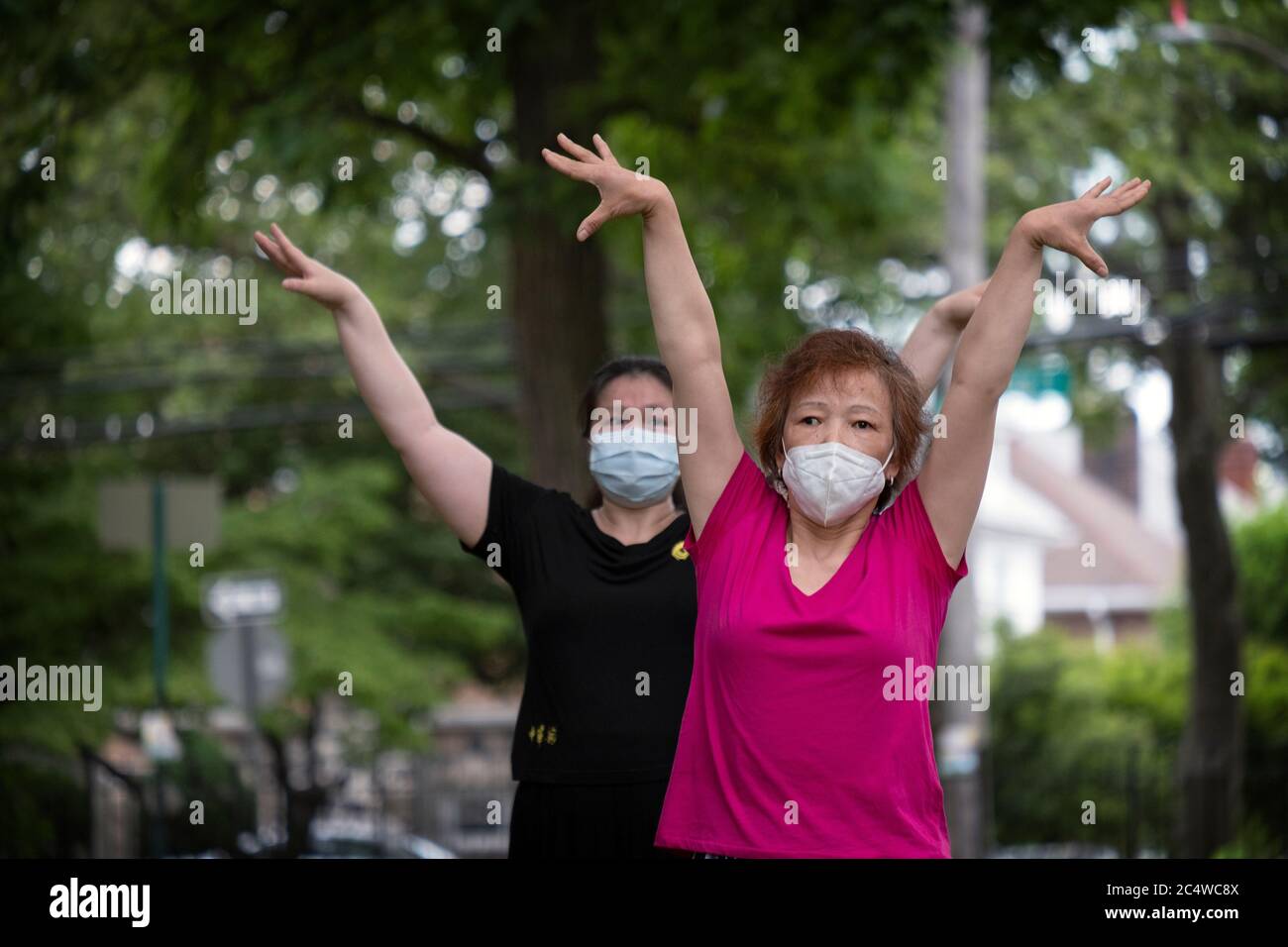 Les femmes américaines asiatiques, probablement des immigrants chinois, font des exercices de Tai Chi à Kissena Park à Flushing, Queens, New York City. Banque D'Images