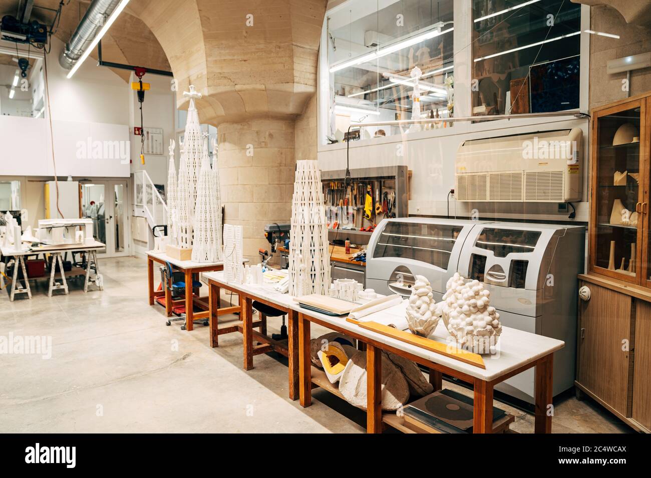 Barcelone, Espagne - 15 décembre 2019 : atelier d'architecte à la Sagrada Familia. Bureau et papier-maché avec images. Banque D'Images
