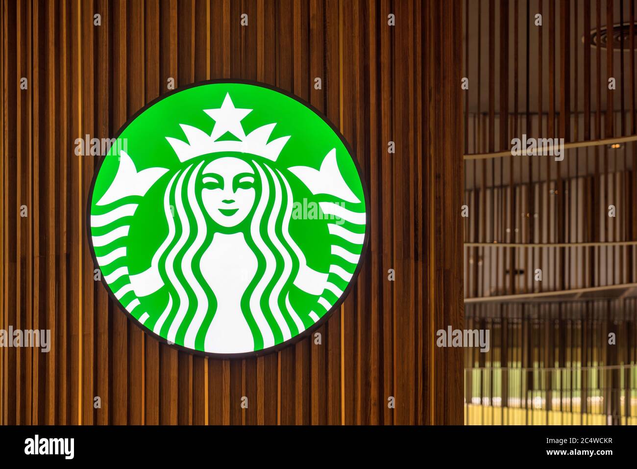 BANGKOK, THAÏLANDE - JUIN 2020 : logo et boutique de marque Starbucks en date du 14 juin 2020 à bangkok, Thaïlande. Iconcierge et Takashimaya grand magasin al Banque D'Images