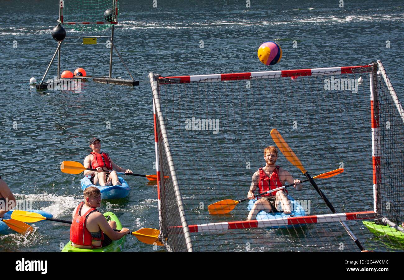 Les jeunes jouent au canoë Polo dans des kayaks. Balle et objectif devant l'image. Copenhague, Danemark - 27 juin 2020. Banque D'Images
