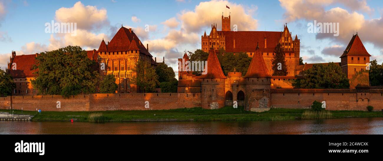 Château de Malbork dans la lumière chaude du soleil couchant Banque D'Images