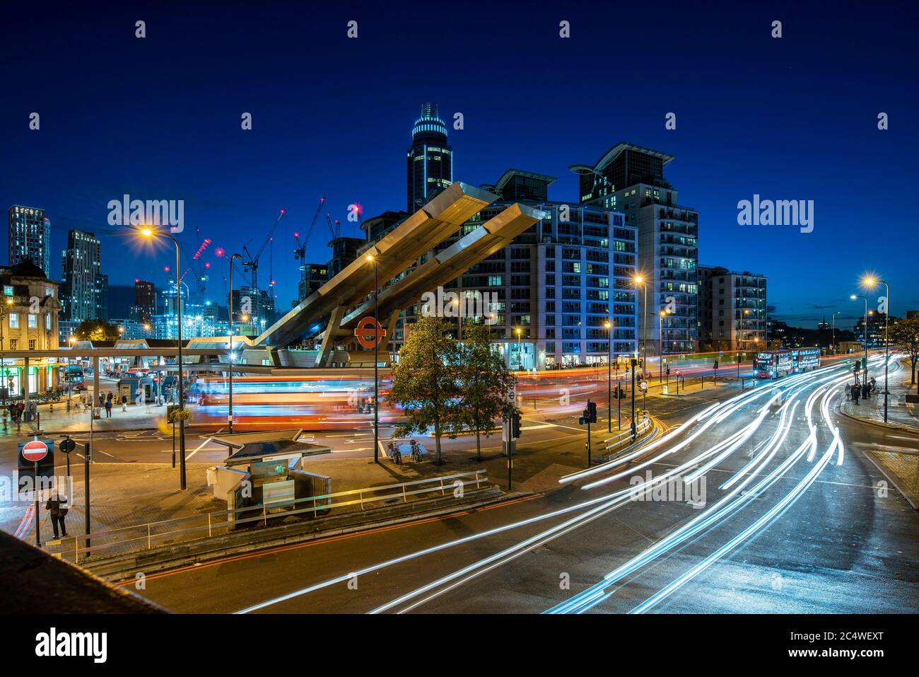 Vue surélevée de l'échangeur de Vauxhall du sud-est en direction du pont de Vauxhall avec le quai de Saint-George et développement de neuf Elms à backgrou Banque D'Images