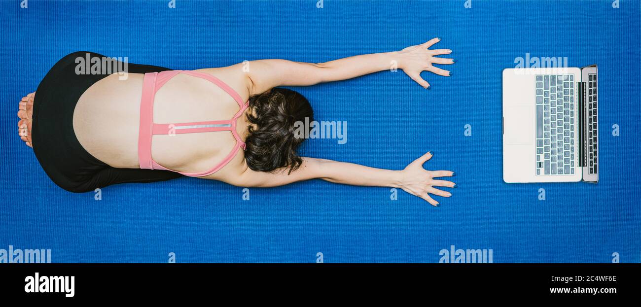 Bannière asiatique femme pratiquant le yoga à la maison avec un ordinateur portable quand Covid19 épidémie, exercice sain ou de méditation, entraînement à la maison, pandémie de coronavirus Banque D'Images