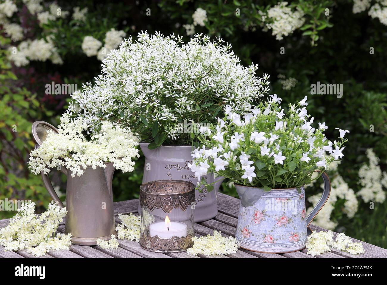 décoration de jardin avec fleurs blanches dans des vases vintage Photo  Stock - Alamy