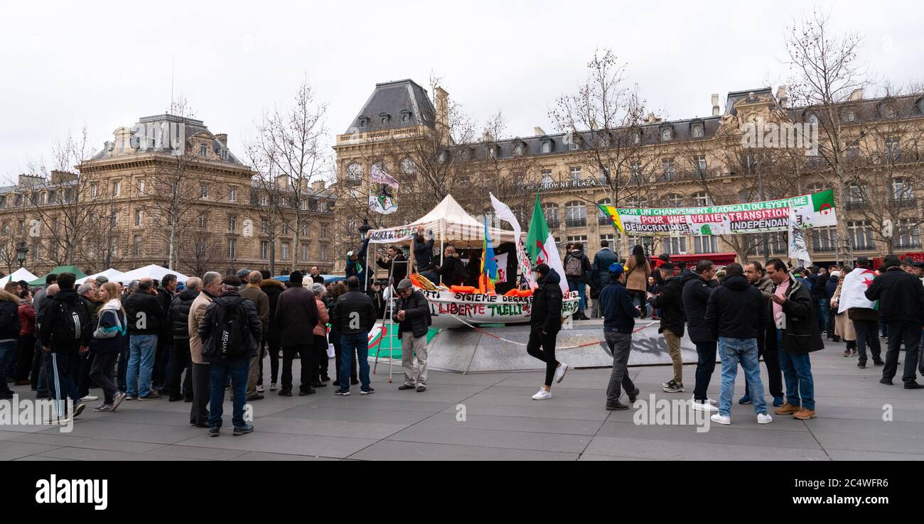 PARIS, FRANCE - 23 FÉVRIER 2020 : crise politique en Algérie ; manifestation du mouvement Hirak ; les gens soutiennent des élections libres, la démocratie, les droits de l'homme. Banque D'Images