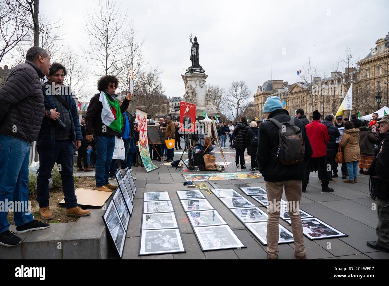 PARIS, FRANCE - 23 FÉVRIER 2020 : crise politique en Algérie ; manifestation du mouvement Hirak ; les gens soutiennent des élections libres, la démocratie, les droits de l'homme. Banque D'Images