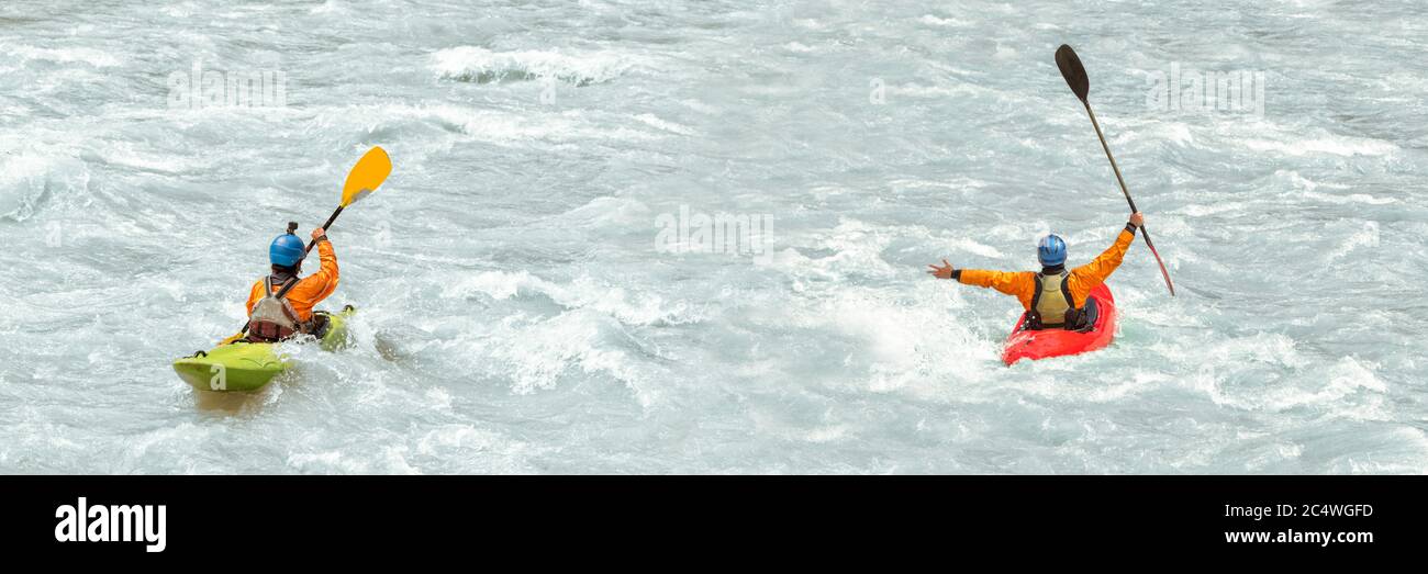 Panoama de deux kayakistes pagayant dans des rapides d'eau blanche, avec espace de copie Banque D'Images