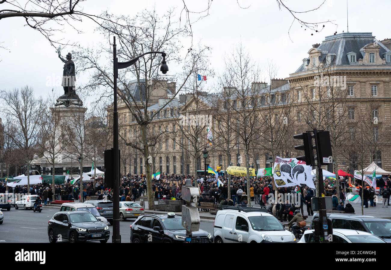 PARIS, FRANCE - 23 FÉVRIER 2020 : crise politique en Algérie ; manifestation du mouvement Hirak ; les gens soutiennent des élections libres, la démocratie, les droits de l'homme. Banque D'Images