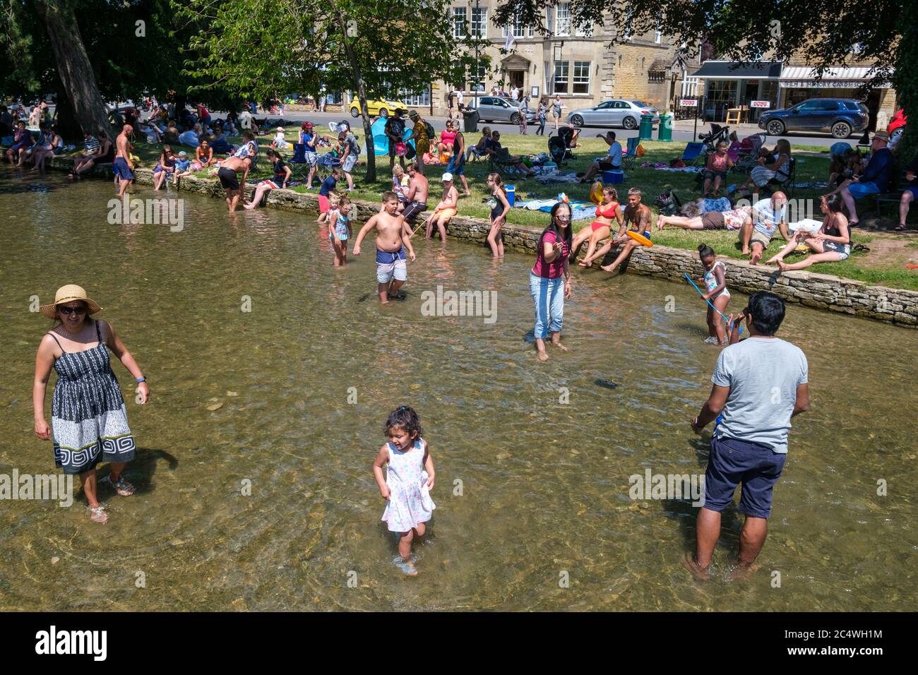 Bourton sur l'eau, Royaume-Uni. Les gens apprécient le soleil, pagayez dans la rivière Windrush et détendez-vous à l'ombre tandis que le bon temps continue amène les gens dehors avec l'assouplissement des restrictions de verrouillage dues à Covid-19 en 2020. Banque D'Images