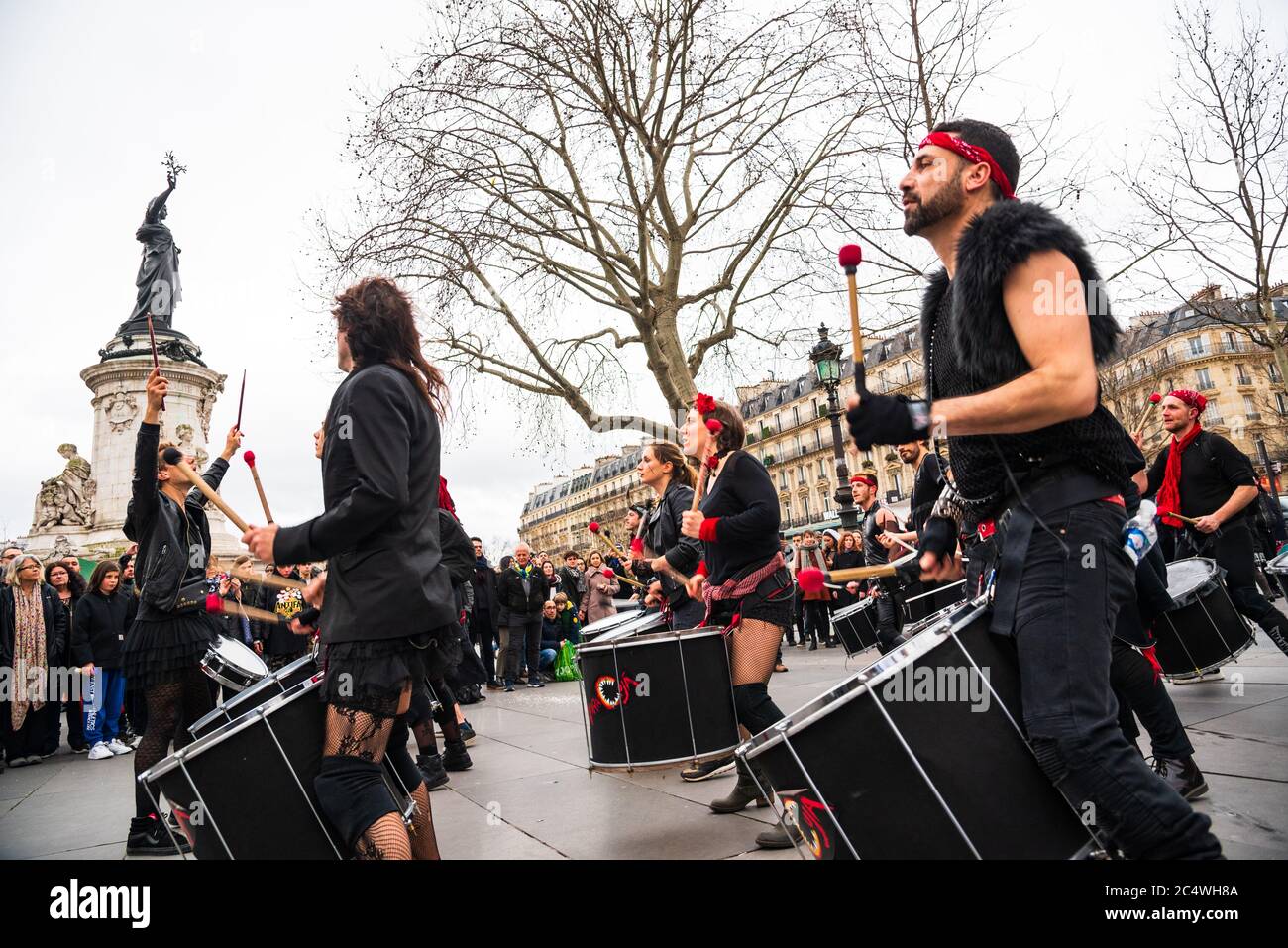 PARIS, FRANCE - 23 FÉVRIER 2020 : groupe O Maracuja jouant de la batterie  (musique samba reggae) à la place de la République pendant le carnaval  traditionnel de Paris Photo Stock - Alamy