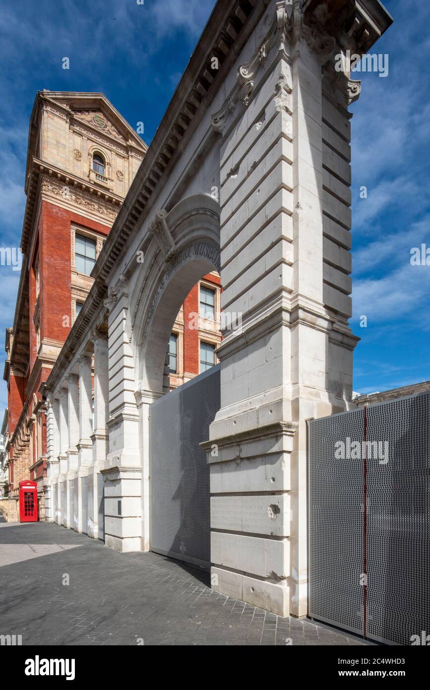 Vue oblique de l'écran montrant les dégâts à la bombe et le lettrage par David Kindersley. Sackler Courtyard Gate, Victoria & Albert Museum, Londres, Royaume-Uni Banque D'Images